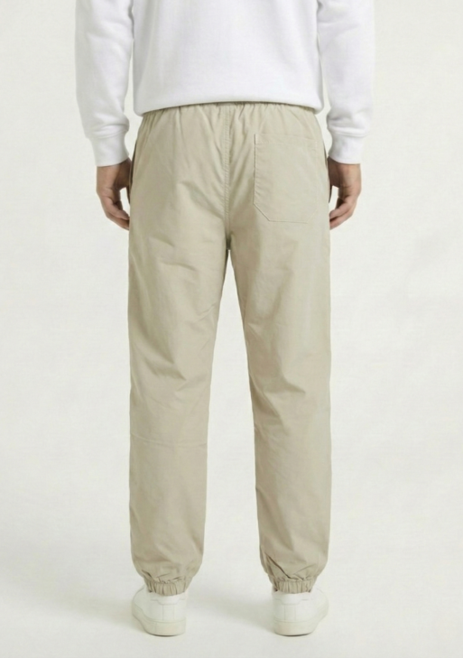 بنطال بيج بقصّة ضيقة وأطراف مطاطية (Cuffed)