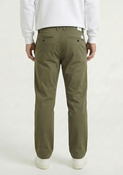 بنطال جينز زيتي بقصّة ضيقة (Slim-Fit)