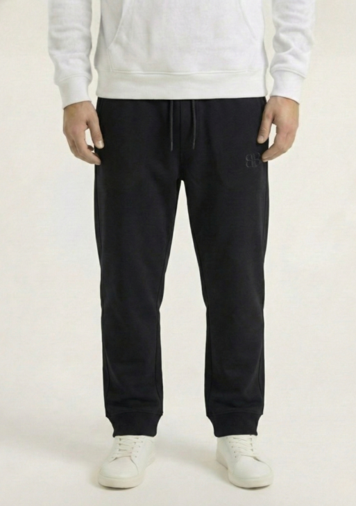 بنطال قطني أسود "أوفر سايز" بأطراف مطاطية (Cuffed)