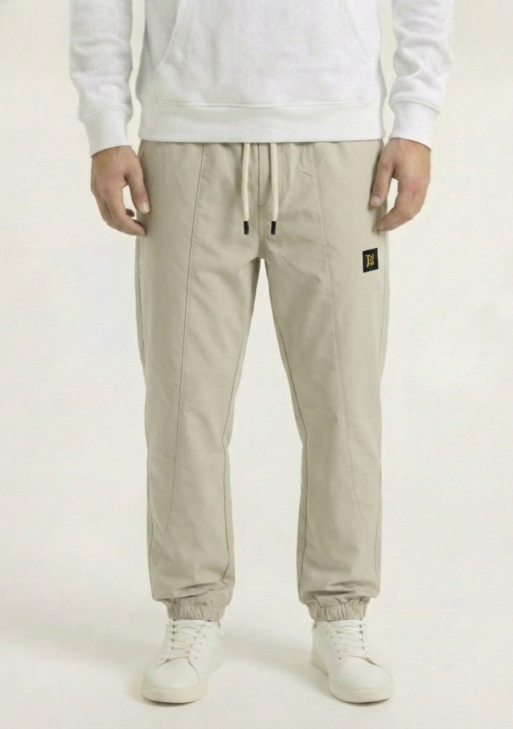 بنطال بيج بقصّة ضيقة وأطراف مطاطية (Cuffed)