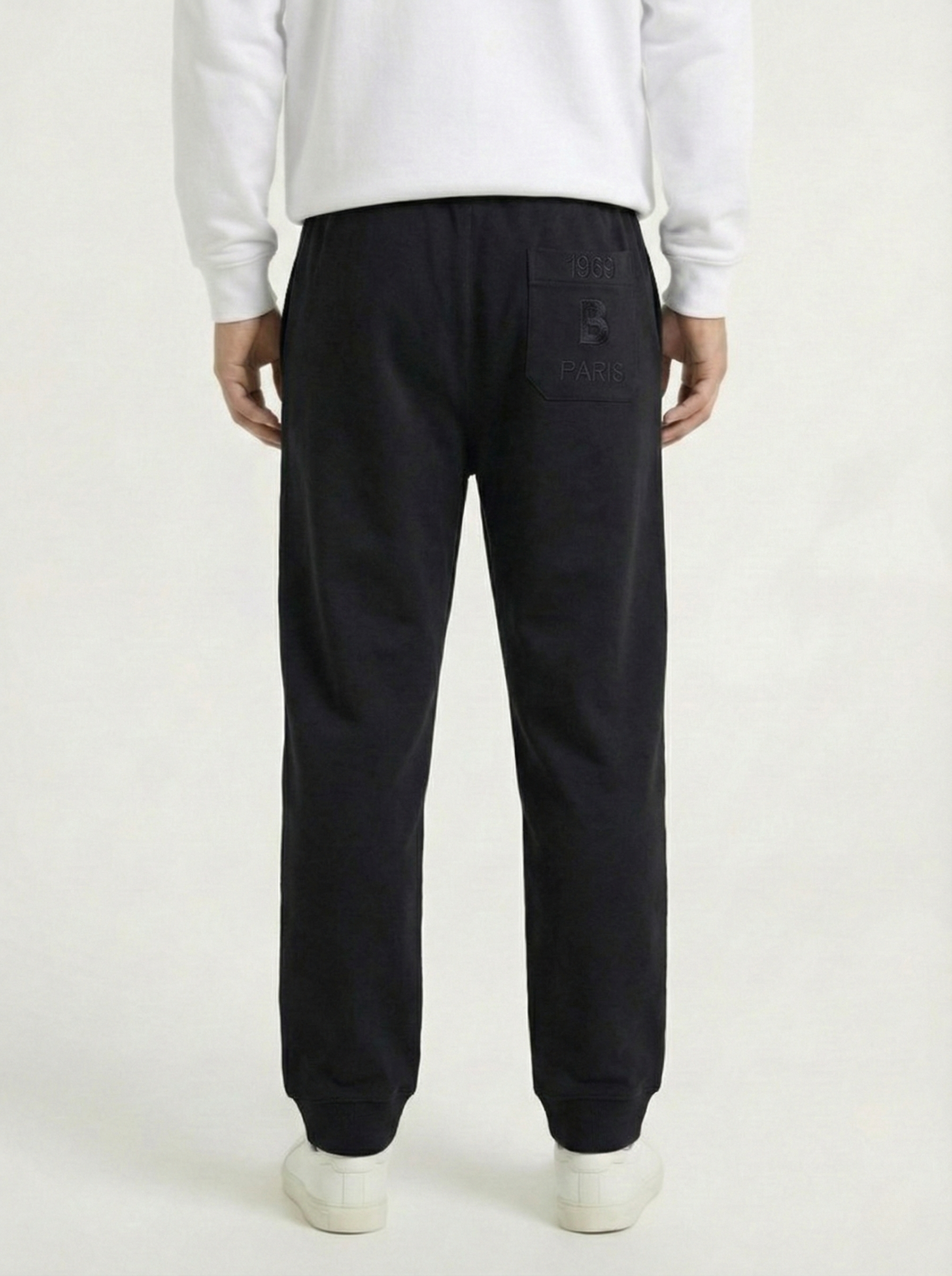 بنطال قطني أسود "أوفر سايز" بأطراف مطاطية (Cuffed)