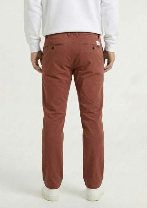 بنطال جينز عنابي بقصّة ضيقة (Slim-Fit)